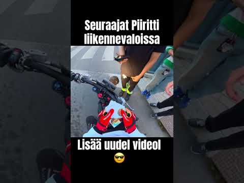 Seuraajat piiritti liikennevaloissa😎       #mopo #sähkömopo #talaria #bikelife #crossi #fry