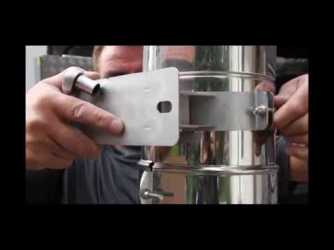 Montage eines Wandhalters bei einem doppelwandigen Edelstahlschornstein