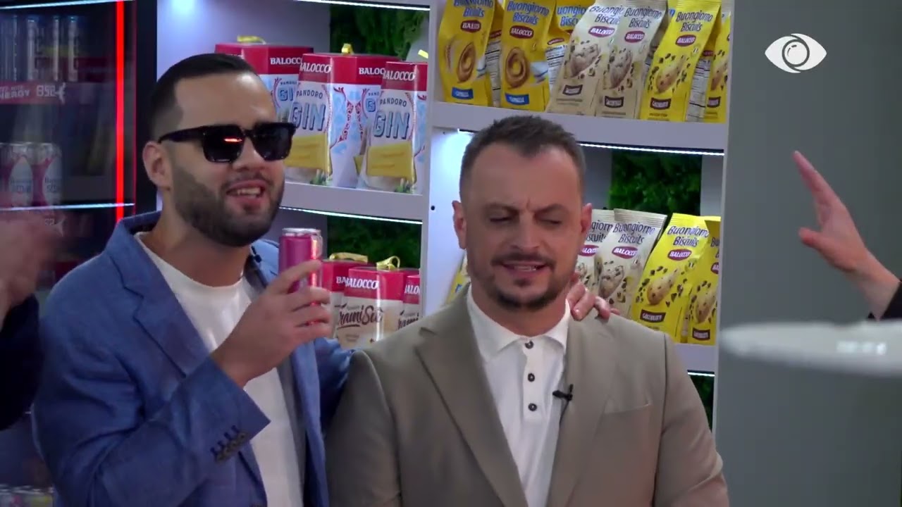 Sot surprizat nuk do mbarojnë…/ Iliri këndon në oborr banorët e shoqërojnë