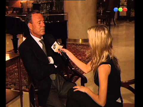 Julio Iglesias loses control with Jimena - Versus