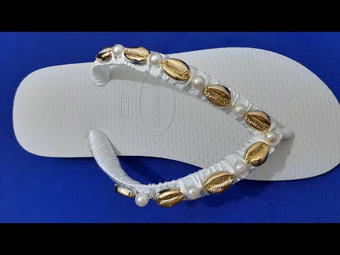 havaiana customizada com pérolas e conchas