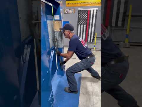 Forcible Entry technique for a single firefighter using a chock to hold purchase