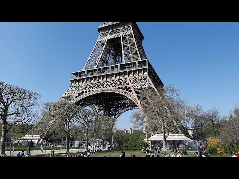 Parigi: festa per l'ultracentenaria Torre Eiffel