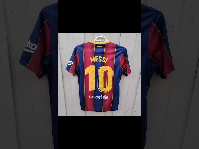 Vídeo relacionado con Fc Barcelona Conjunto oficial de camiseta y pantalones cortos (talla para niño), diseño de Lionel Messi, azul, 14 años