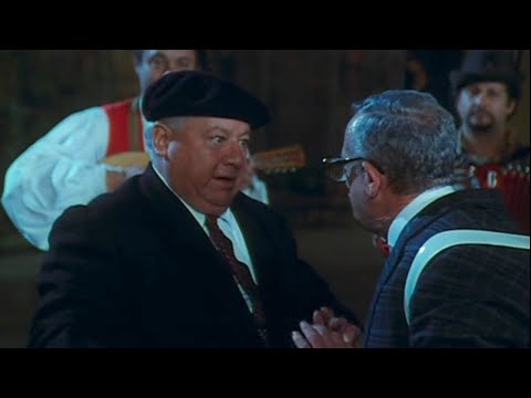 Fantozzi e Filini fanno una serenata alla Sig. Silvani | Fantozzi alla riscossa