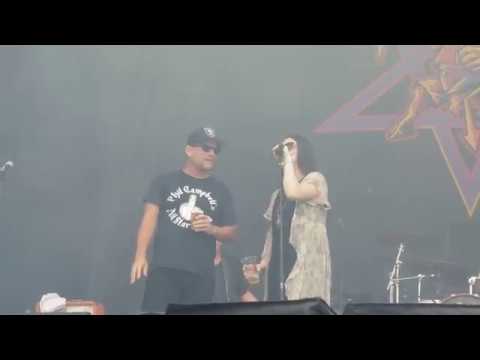 Amy Lee & Ugly Kid Joe kidding around at Graspop (18/06/17)
