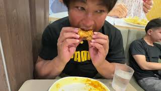 Takahiroの到着を待ちながらフィリピンの国民的ファストフードを貪る