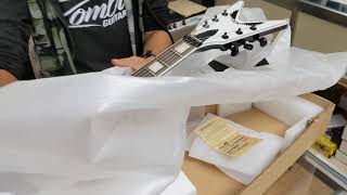 Video thumbnail for Sarah unboxes a Dean Z SEL 24 K by The Zombie Guitar Company