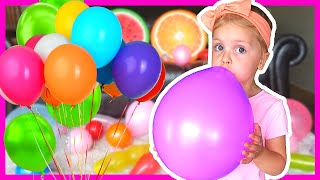 Download lagu Kin Tin and Baby Sister Play with Balloons Together! Fun Family Activity! mp3