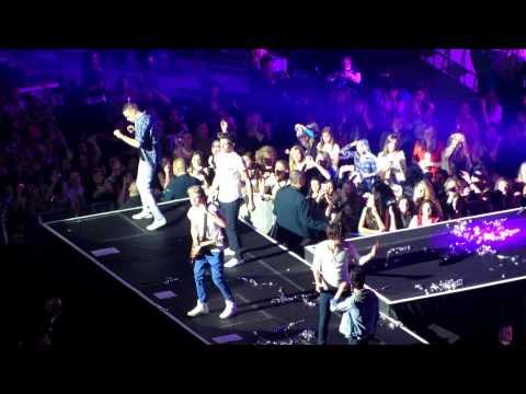 (HD) One Direction - Kiss You - Madison Square Garden, New York