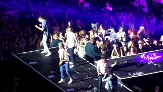 (HD) One Direction - Kiss You - Madison Square Garden, New York