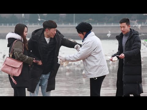 老人賣東西遭辱罵，霸氣小伙對老人說：我全買了！