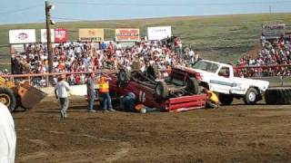 preview picture of video 'Pick-up race crash - Lind, WA Combine Derby '09'