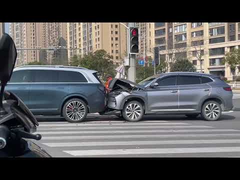 Crash test Huawei AITO M9 is quite hard. It was rear-ended and nothing happened.