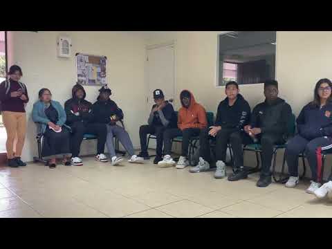 A senhora Davila nos dá as boas-vindas à Unidad educativa municipal Sebastián de Benalcazar (colegio Benalcazar)