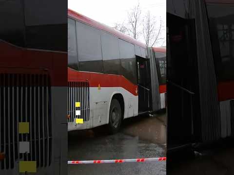 Bus Red choca con casa en Cerro Navia en medio de temporal