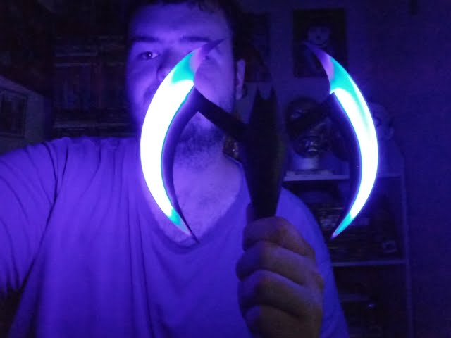 Vídeo relacionado con NECA- Batman Beyond Batarang Blue Replica Estatuas, Multicolor (84042)
