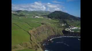 preview picture of video 'MPEG1281 Velas und der Morro Grande vom Morro Lemos aus (Sao Jorge, Azoren)'