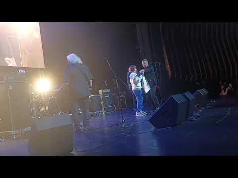 Atomsko sklonište i prijatelji pjevaju u Beogradu na koncertu u čast Serđa Blažića Đosera