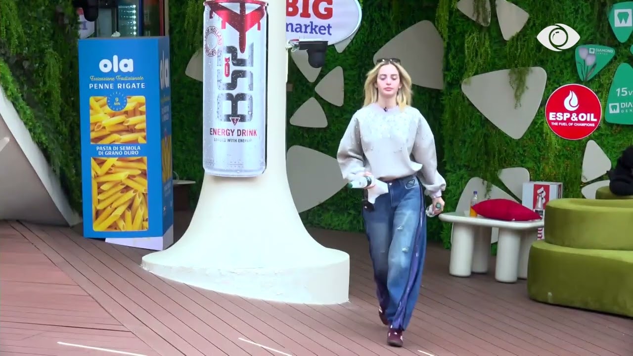 Juela qan teksa qëndron vetëm