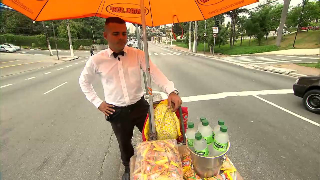Rapaz vende água no trânsito como garçom