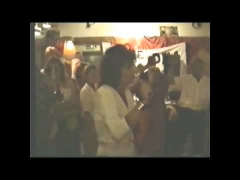 Astrid zingt voor haar moeder.