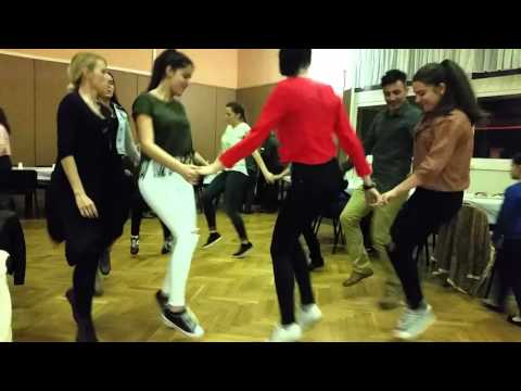 Kolo u izvedbi cura iz KUD-a Tkanica.