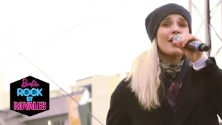 Camille Lou interprète la chanson Barbie® à Kid Expo