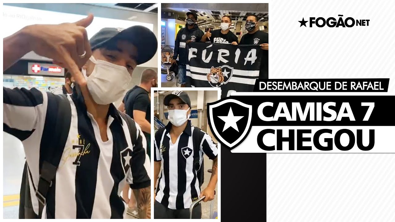 Autógrafo, foto com bandeira da Fúria e alô para torcida do Botafogo: veja como foi a chegada de Rafael ao Rio Autógrafo, foto com bandeira da Fúria e alô para torcida do Botafogo: veja como foi a chegada de Rafael ao Rio
