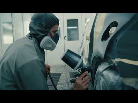 Autospuiter Wilbert aan het werk | Van Gent Autobedrijf