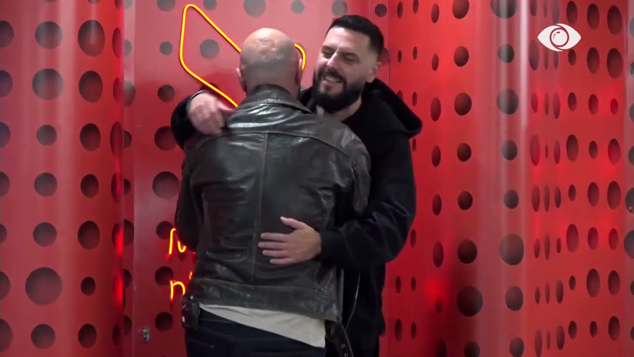 Albani takohet me Mirin dhe largohet nga shtëpia