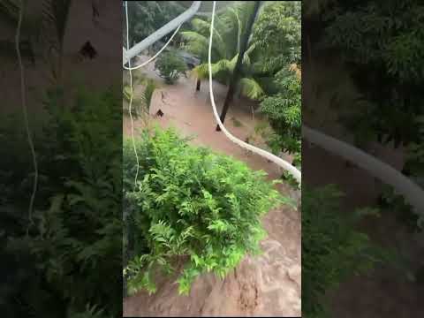 Chuva forte alaga ruas em Urandi, Bahia