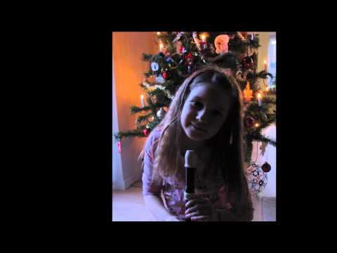 Emma 7år spiller "Et barn er født i Betleheem" på blokfløjte