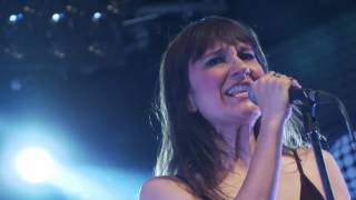 Lo Que Nos Mantiene Unidos - A solas con Amaral (2016)