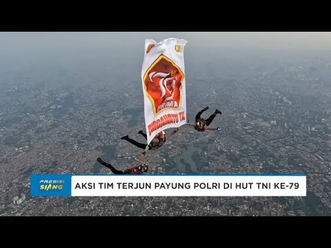 TIM TERJUN PAYUNG POLRI KIBARKAN BENDERA HUT TNI KE-79