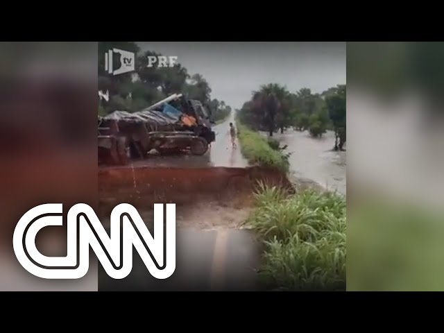 Chuva forte abre cratera em rodovia de Sergipe e deixa uma pessoa