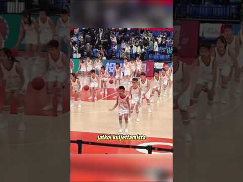 Poika pudotti pallon esityksen aikana mutta pysyi todella rauhallisena 😂