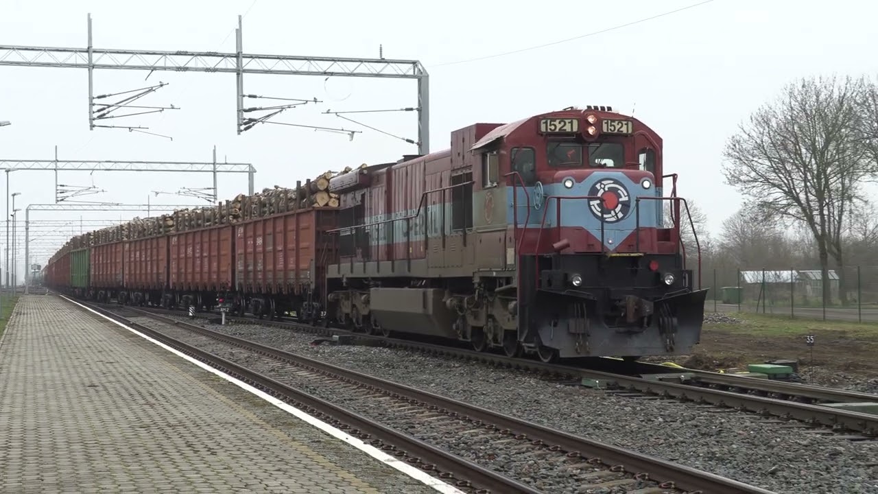 Тепловоз C36-7i-1521 на ст. Тапа / GE C36-7i-1521 at Tapa station