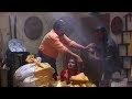 он пытается спрятать своего тайного любовника в доме о