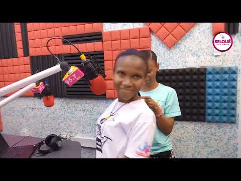 SHARIFA CAKES YATOA ZAWADI YA KEKI KWA SELOUS FM RADIO