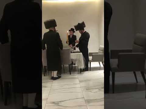 כ"ק אדמו"ר מסאדיגורא לאנדאן שליט"א אויף שב"ק אין וויליאמסבורג בבית הרבני אברהם ניסן ניימאן הי"ו