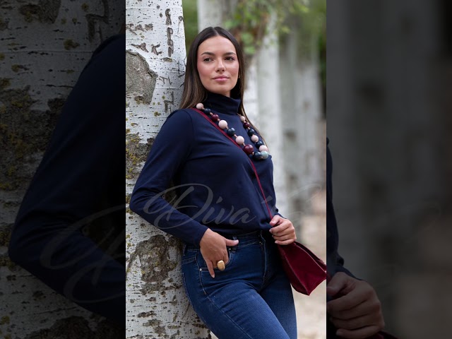 Vídeo relacionado con Mujer Hermosa histórica y soleada: Almería Spain turismo Camiseta Cuello V