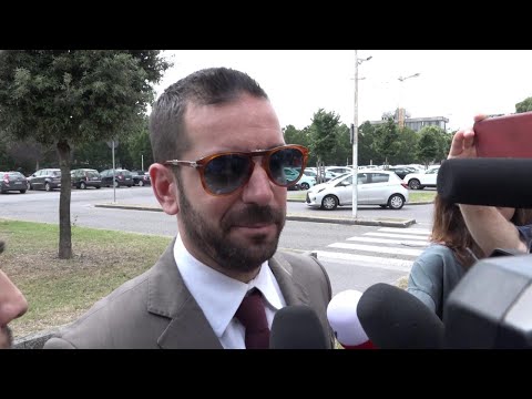 Prato, figlio con minorenne, via all'udienza