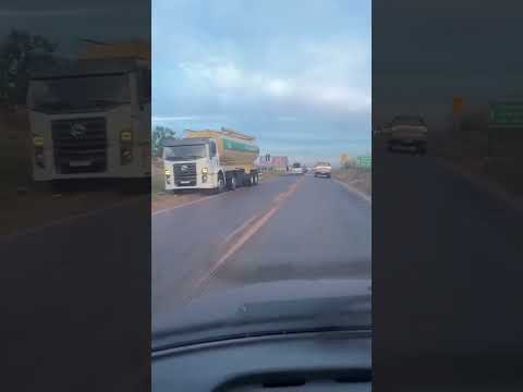 Colisão entre carro e caminhão mobiliza atendimento na GO-222, em Nerópolis