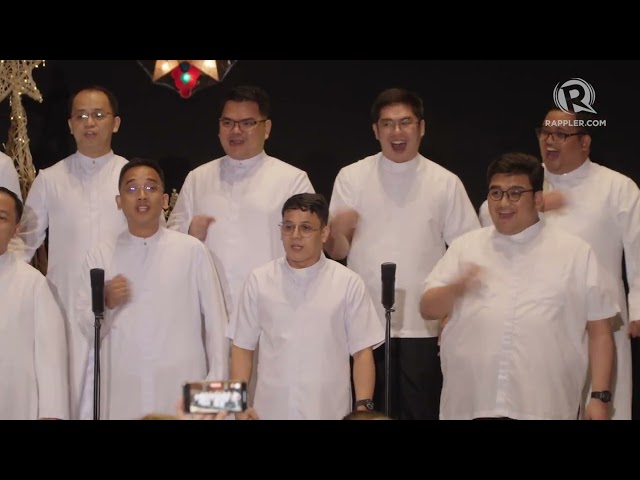 (The Wide Shot) Ang mga Katoliko, mga Banal sa mga Huling Araw ay umaawit ng 'Joy to the World'