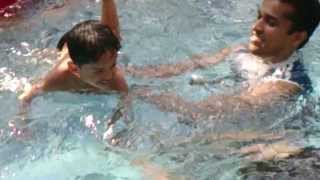 preview picture of video 'Kid is swimming with dad'