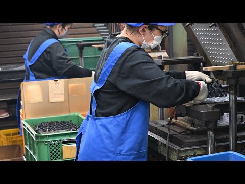 大量生产橡胶零件的过程。日本工厂每天生产 100,000 个橡胶。