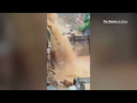 Rompimento de rede de drenagem forma ‘cachoeira’ no bairro Capelinha, em Betim, na Grande BH