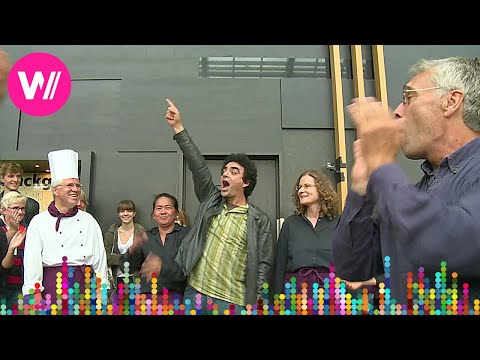 Rolando Villazón suprises his fans in a flashmob (2014)