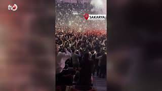 Tekme Tokat Darp Edildi, Çevredekiler Aldırış Etmeden Müziğe Ayak Uydurdu